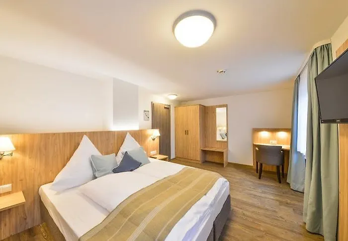 Hotel Chiemseefischer 2*